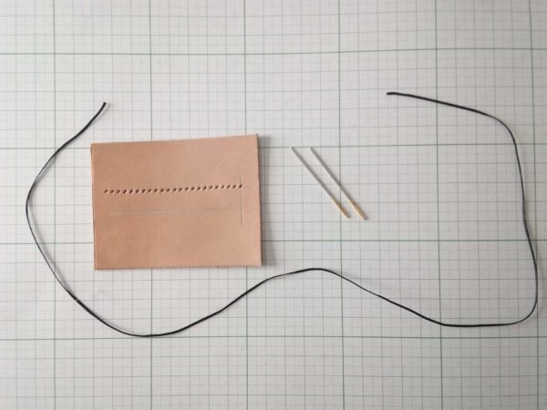 簡単なレザークラフトの革の縫い方 動画 写真多 簡単に作れるレザークラフト入門講座 ほこるる