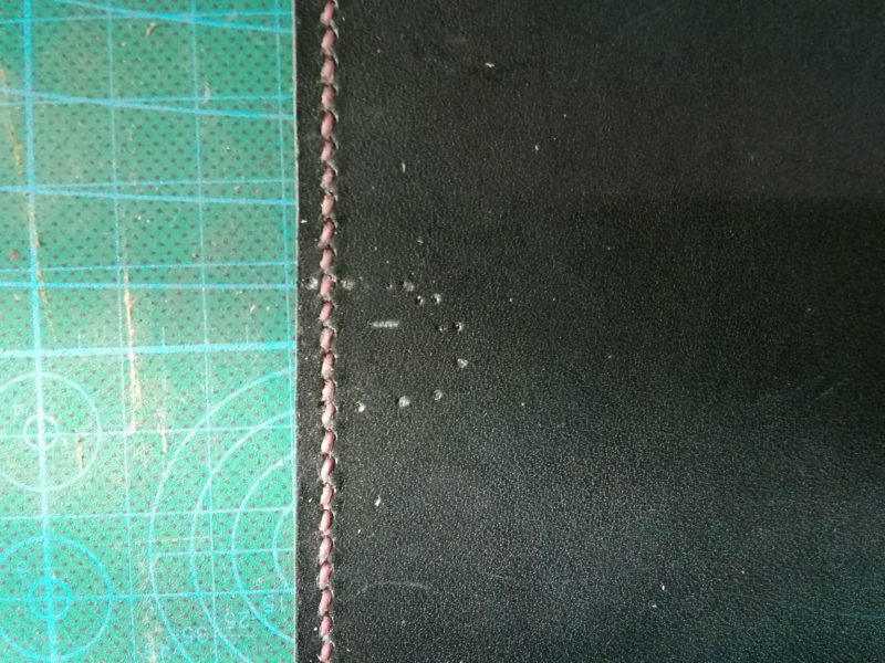 スマホケースの留め具を縫う部分に印をつける