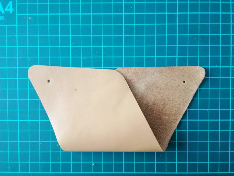 簡単。縫わない三角コインケースの作り方｜簡単に作れるレザークラフト 