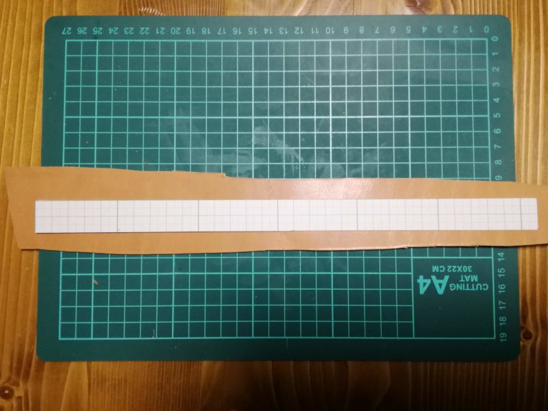 ストラップ式キーホルダーの型紙を革に写す