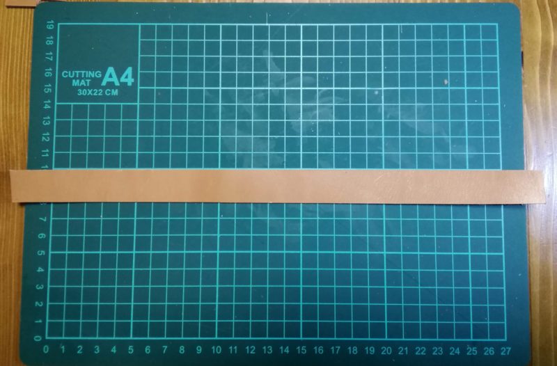ストラップ式キーホルダーの革の裁断