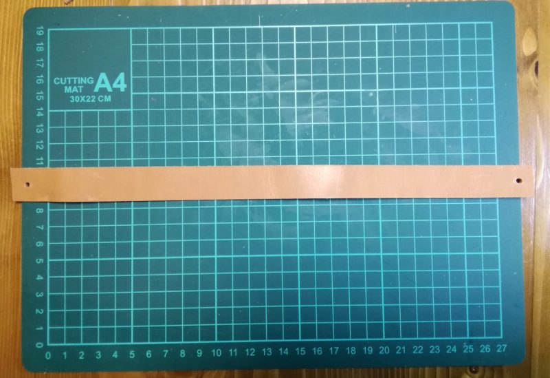 ストラップ式キーホルダーのボタン穴をあける