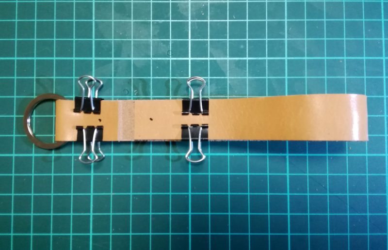 革をストラップ式キーホルダーの形に折り曲げる