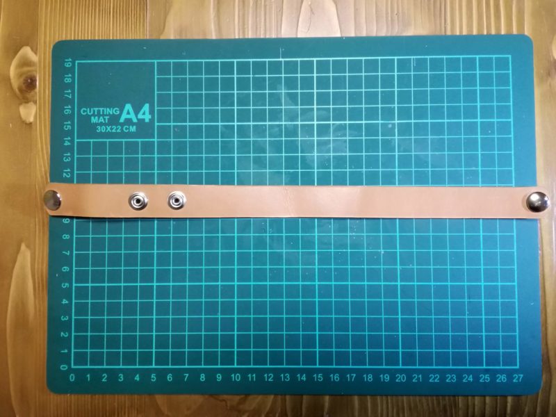 ストラップ式キーホルダーのボタンの取り付け後