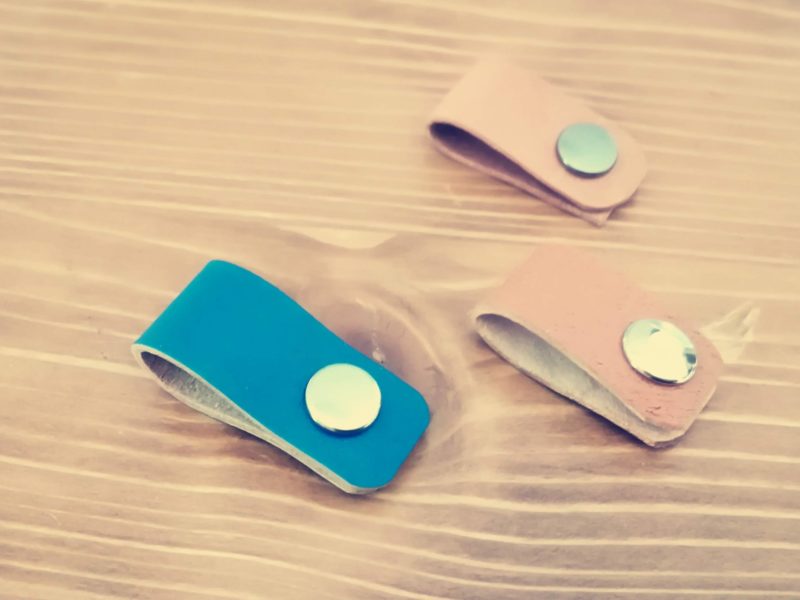 はぎれを使ってケーブルクリップを作ろう 簡単に作れるレザークラフト入門講座 ほこるる