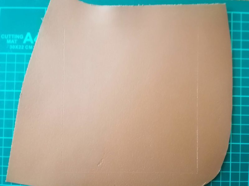 革のマウスパッドの型紙をのせて裁断するための線をひく